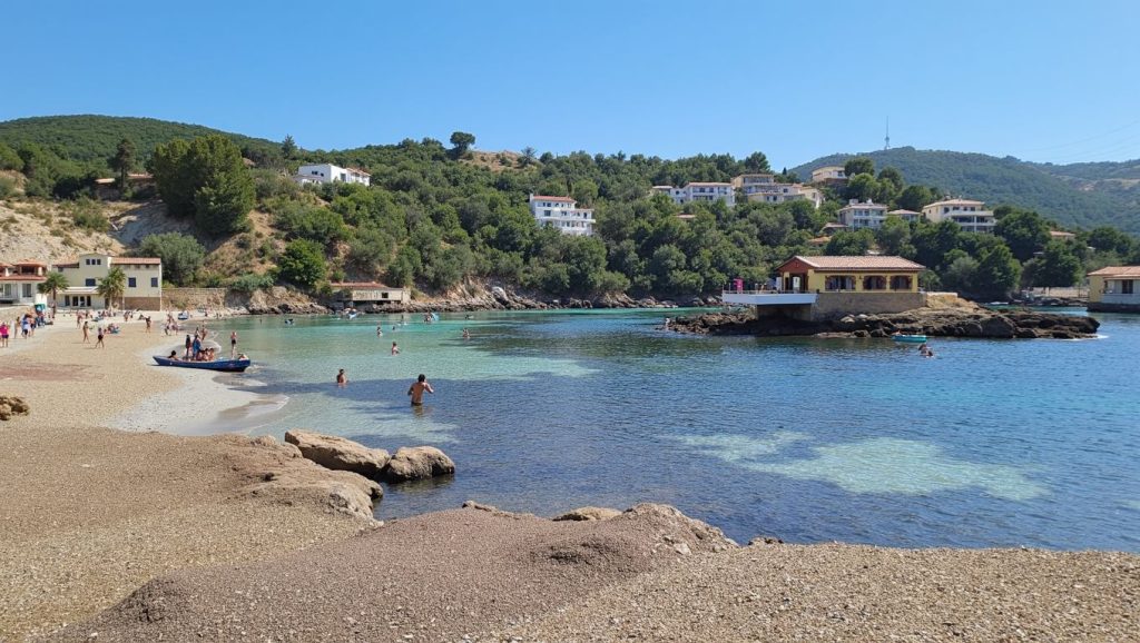 Oleaje en la orilla de Platja de s'Hostalet, costa de Andratx