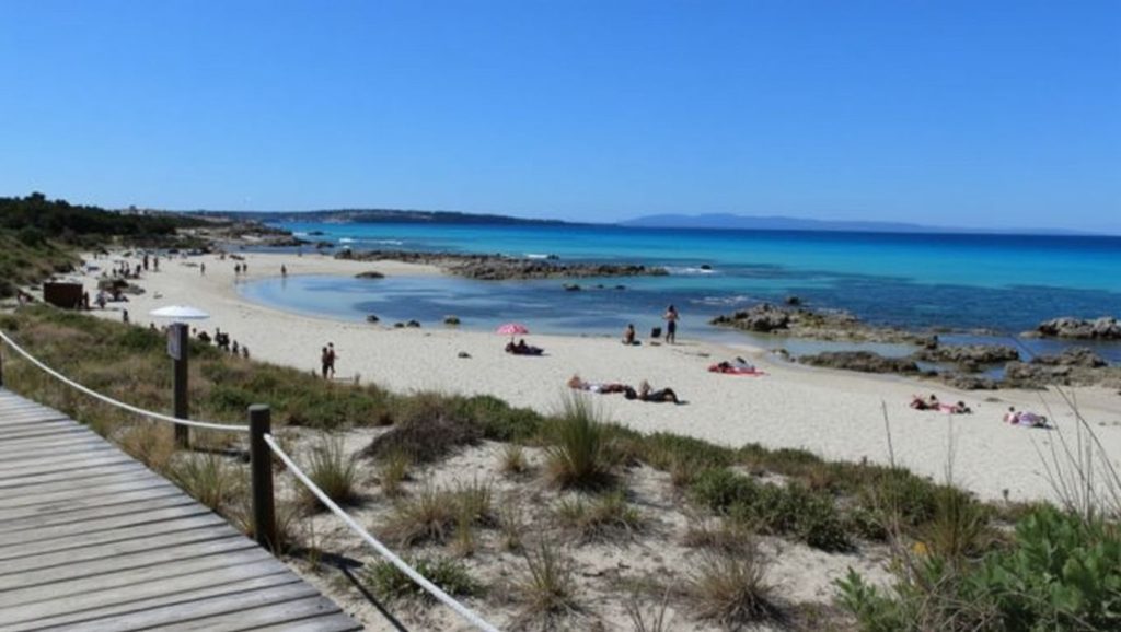 Orilla de Platja de Sa Roqueta con olas suaves en Formentera