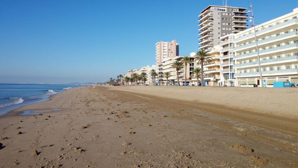 Primer plano de la orilla de Platja de Sant Adrià, Sant Adrià de Besòs