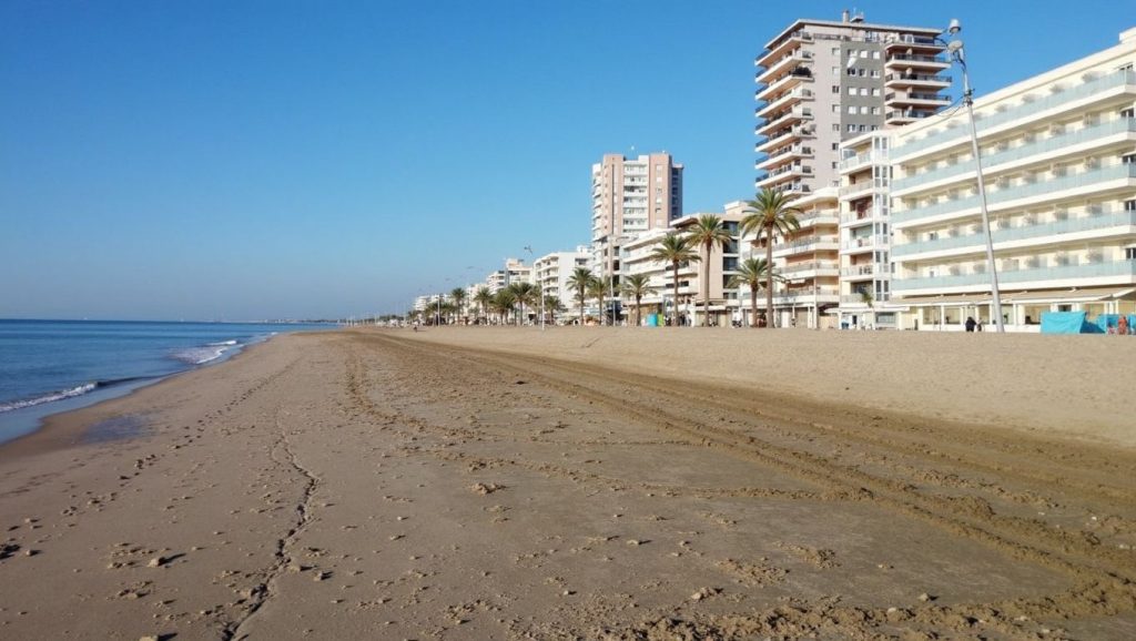 Olas rompiendo en Platja de Sant Andreu de Llavaneres, Sant Andreu de Llavaneres
