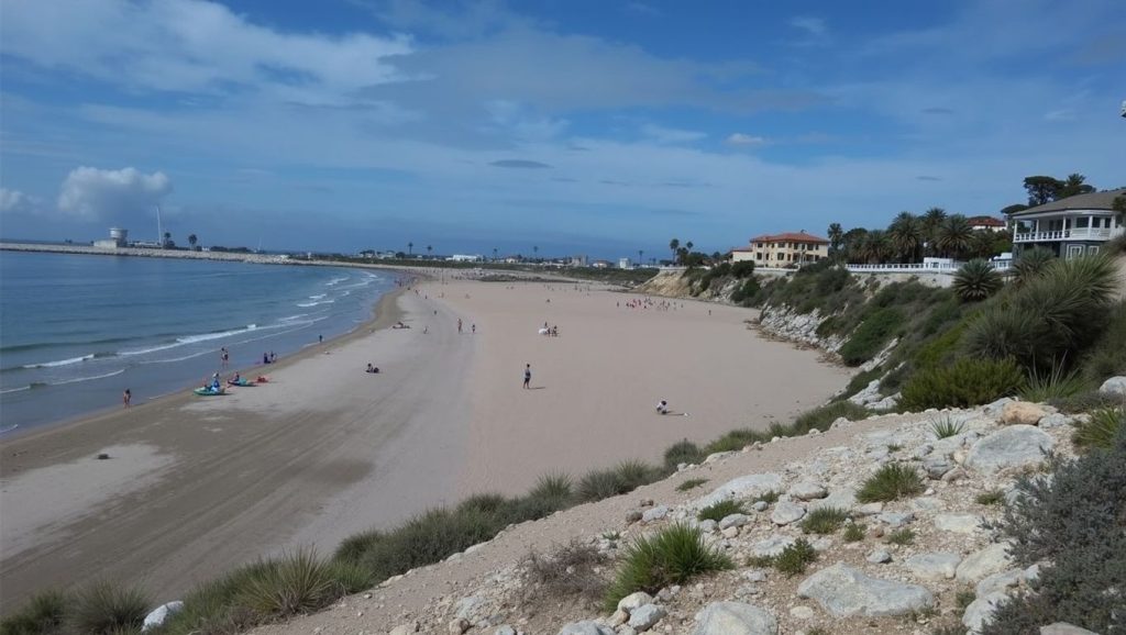Oleaje en la orilla de Platja de Sant Joan, costa de Vilanova i la Geltrú