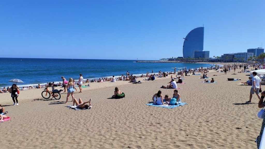 Agua y arena en Platja de Sant Miquel, Barcelona