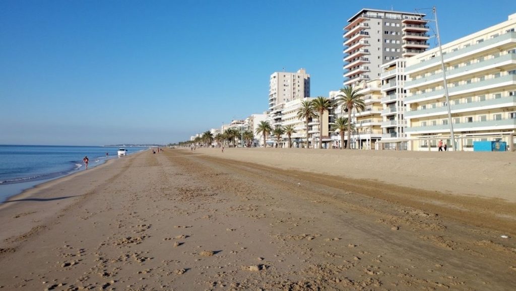 Primer plano de la orilla de Platja de Sant Pol de Mar, Sant Pol de Mar