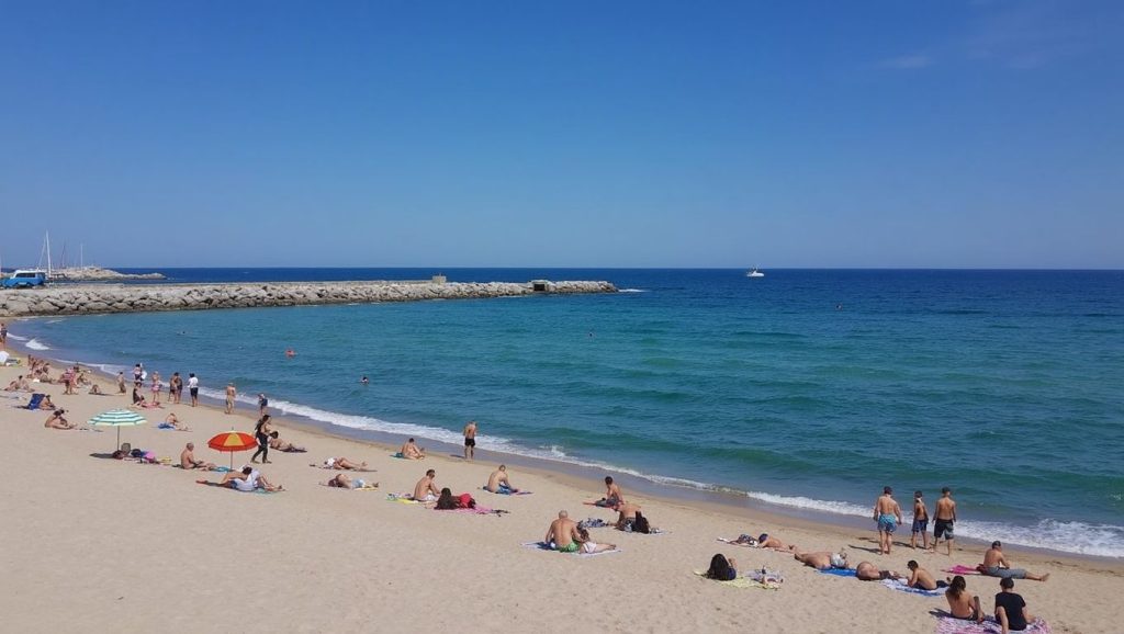 Oleaje en la orilla de Platja de Sant Sebastià, costa de Barcelona