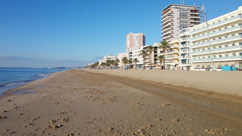 Primer plano de la orilla de Platja de Sant Sebastià, Barcelona