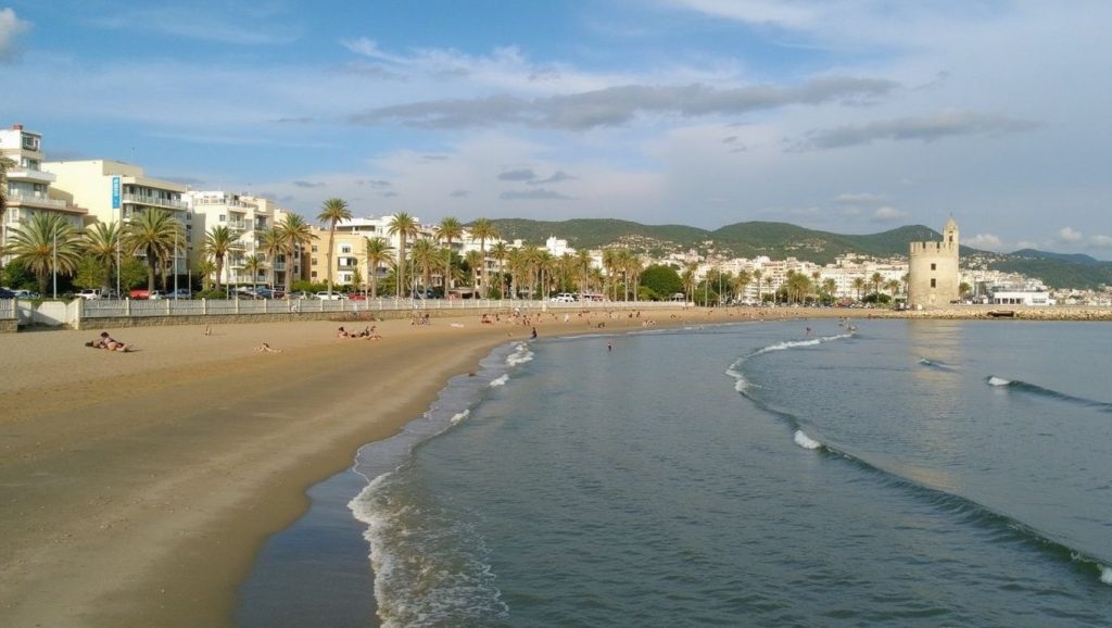 Arena y orilla en Platja de Sant Sebastià de Sitges, Sitges, Barcelona