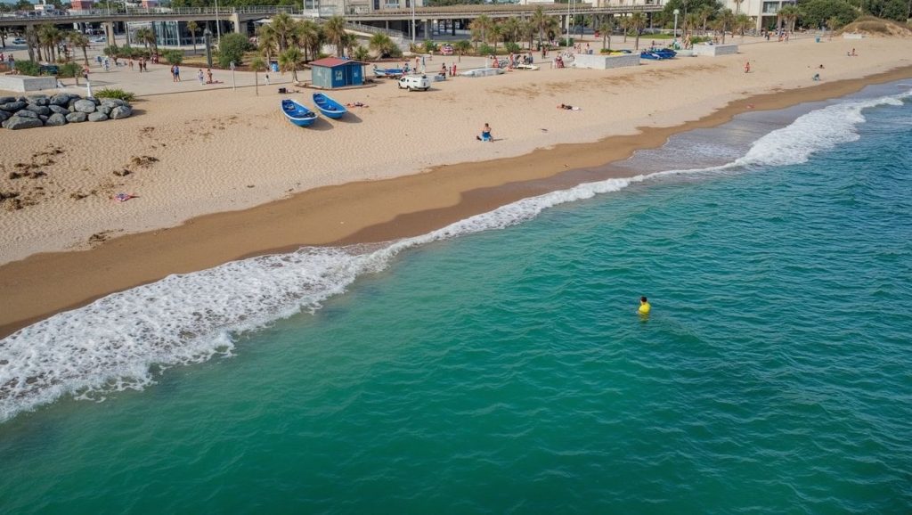 Orilla de Platja de Santa Susanna con olas suaves en Santa Susanna