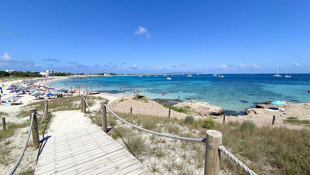Vista amplia de Platja de Ses Canyes en Formentera, Formentera