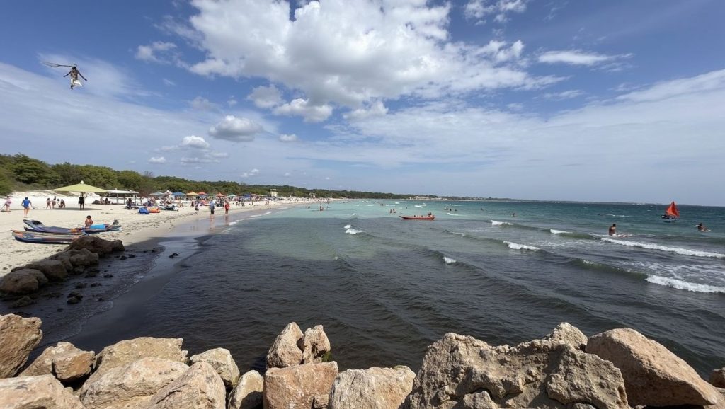 Amplio horizonte marino en Platja de Ses Covetes, Campos