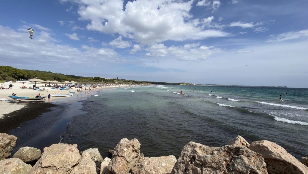 Olas rompiendo en Platja de Ses Covetes, Campos