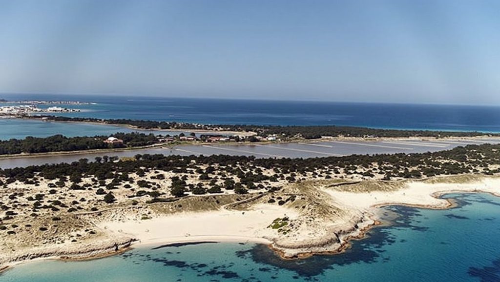 Detalle de arena y agua en Platja de Ses Salines, Formentera