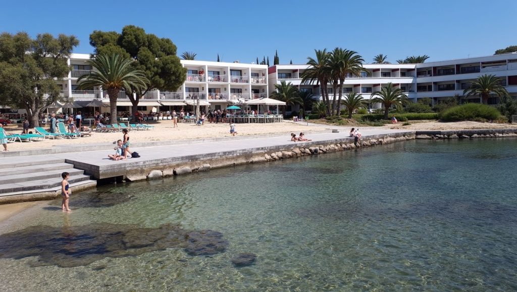 Primer plano de la orilla de Platja de Son Caliu, Calvià