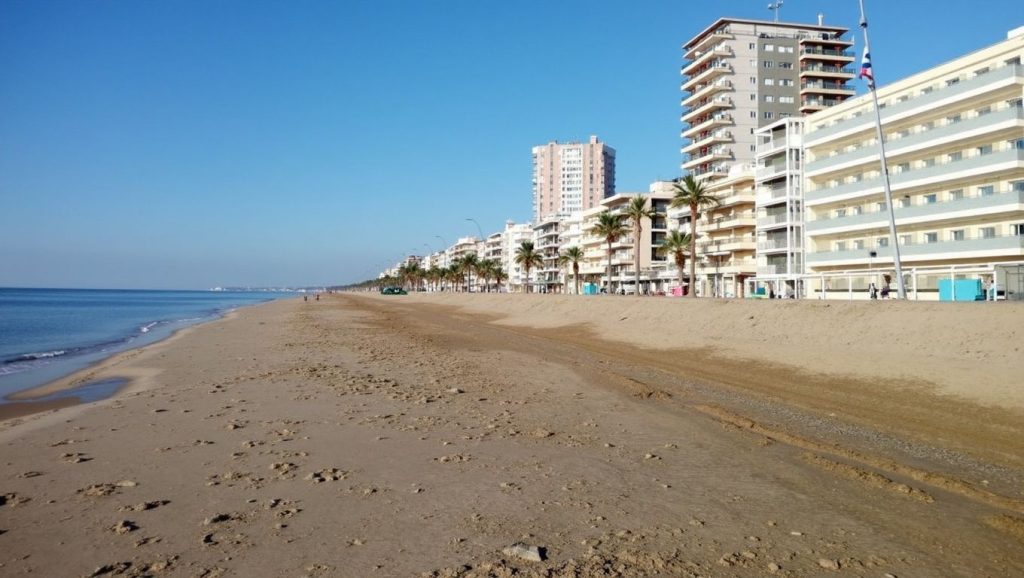Detalle de arena y agua en Platja de Viladecans, Viladecans