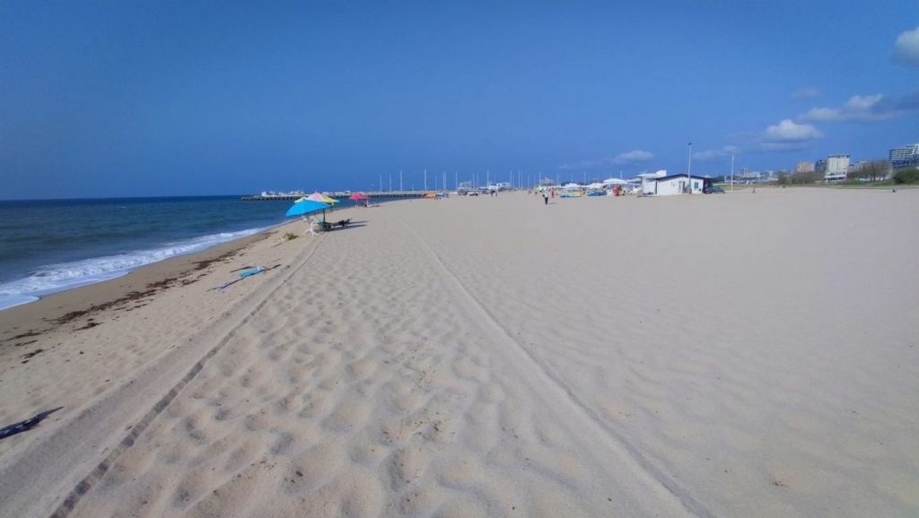 Oleaje en la orilla de Platja de Vilassar de Mar, costa de Vilassar de Mar