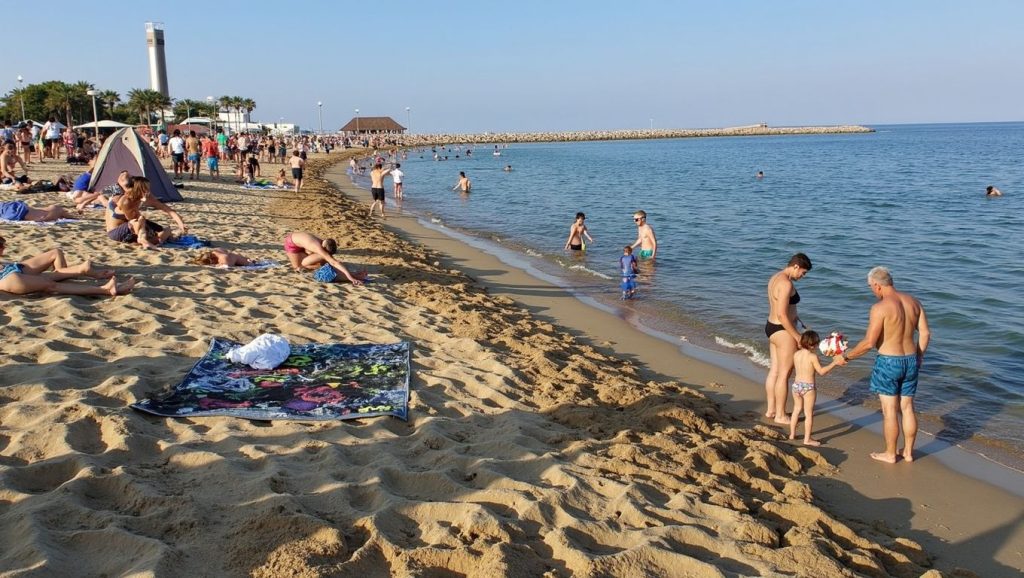 Panorámica de Platja del Bogatell con cielo despejado, Barcelona