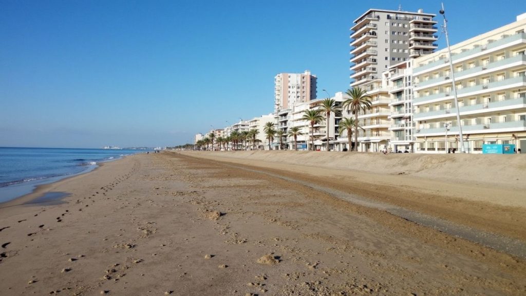 Primer plano de la orilla de Platja del Callao, Mataró