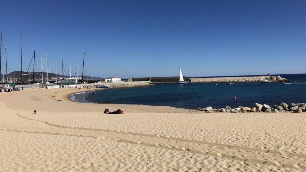 Oleaje en la orilla de Platja del Coco, costa de Badalona