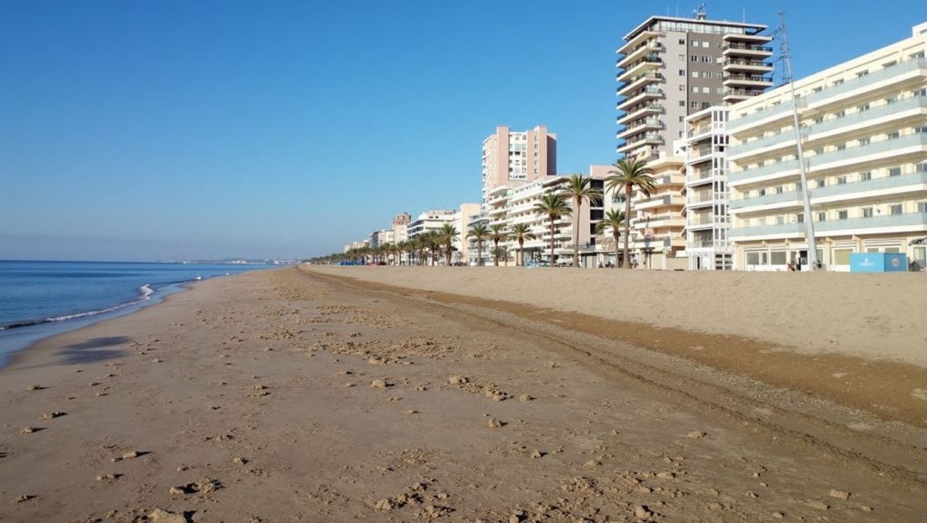 Primer plano de la orilla de Platja del Fòrum, Barcelona
