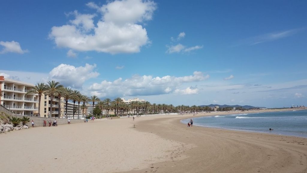 Playa Platja del Far desde la arena, Vilanova i la Geltrú, Barcelona