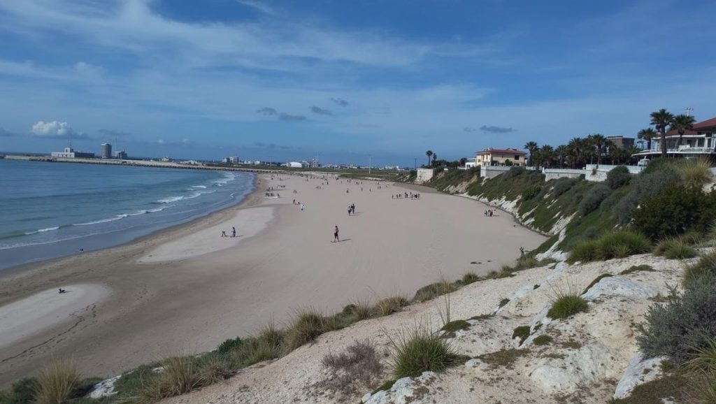 Oleaje en la orilla de Platja del Far, costa de Vilanova i la Geltrú