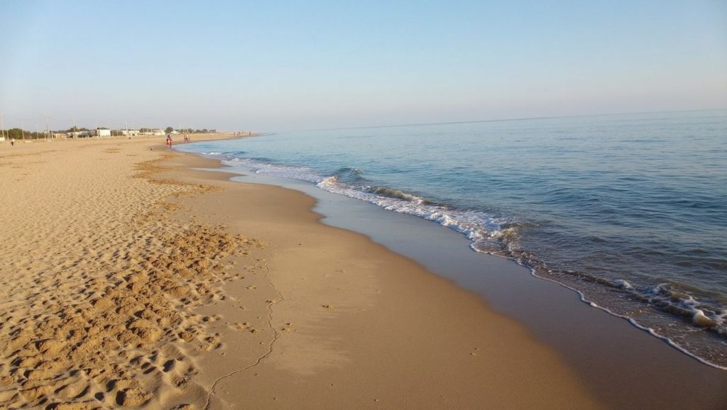Oleaje en la orilla de Platja del Prat de Llobregat, costa de El Prat de Llobregat