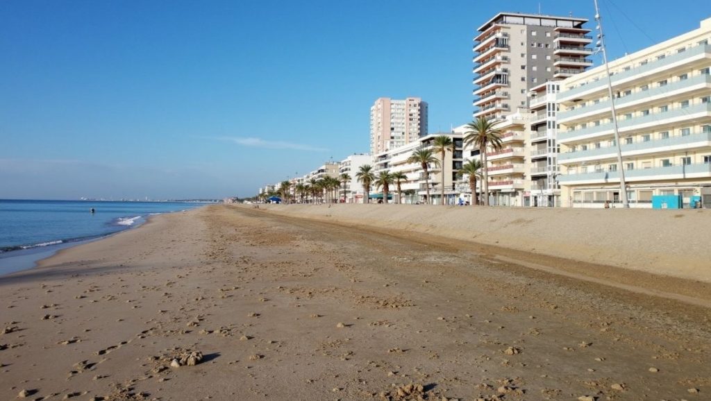 Detalle de arena y agua en Platja del Prat de Llobregat, El Prat de Llobregat
