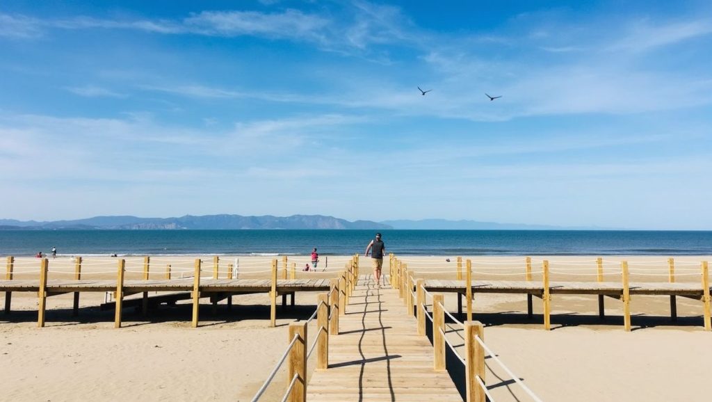 Vista amplia de Platja del Progrés en Badalona, Barcelona