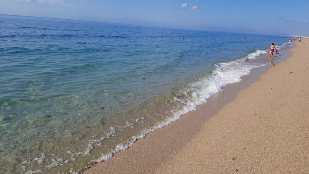 Oleaje en la orilla de Platja del Rec del Molí, costa de Arenys de Mar