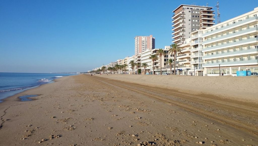 Primer plano de la orilla de Platja del Rec del Molí, Arenys de Mar