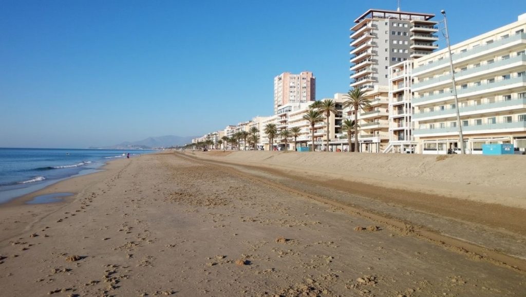 Olas rompiendo en Platja del Somorrostro, Barcelona