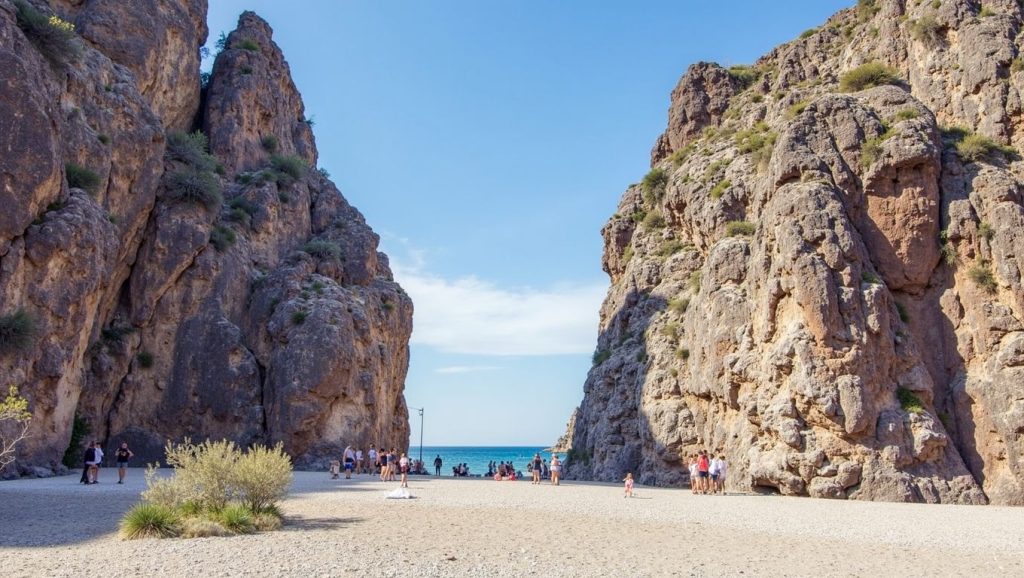 Panorámica de Platja del Torrent de Pareis con cielo despejado, Escorca