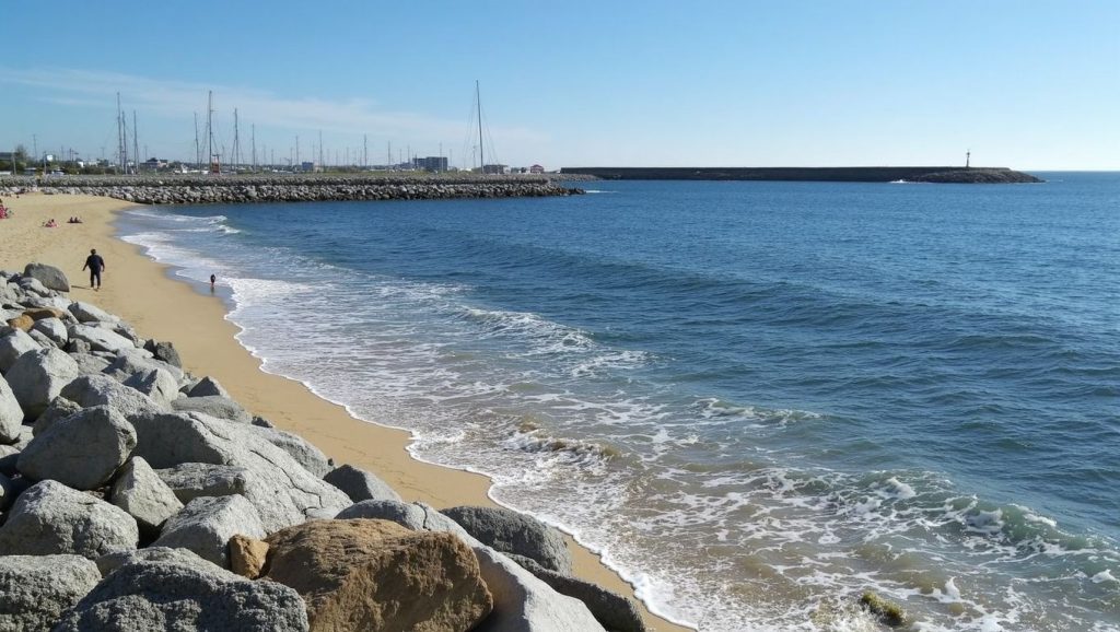 Orilla de Platja del Varador con olas suaves en Mataró