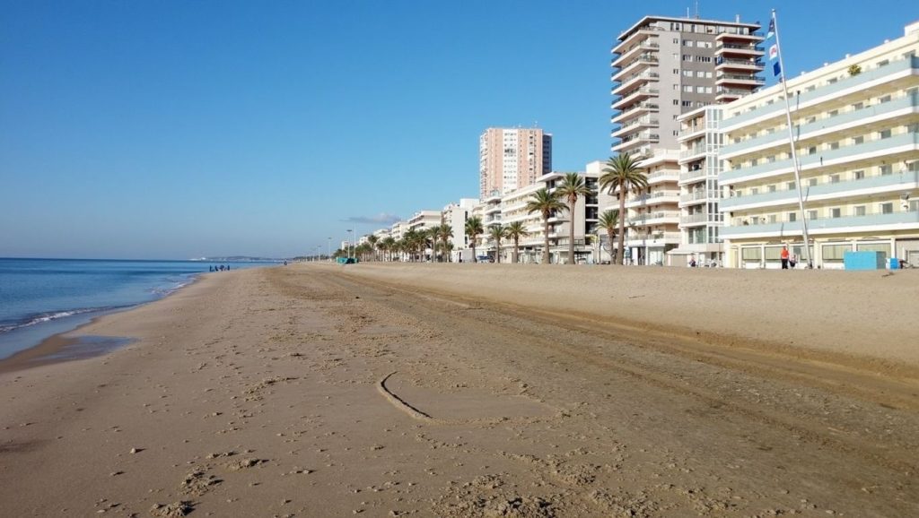 Primer plano de la orilla de Platja del Varador, Mataró