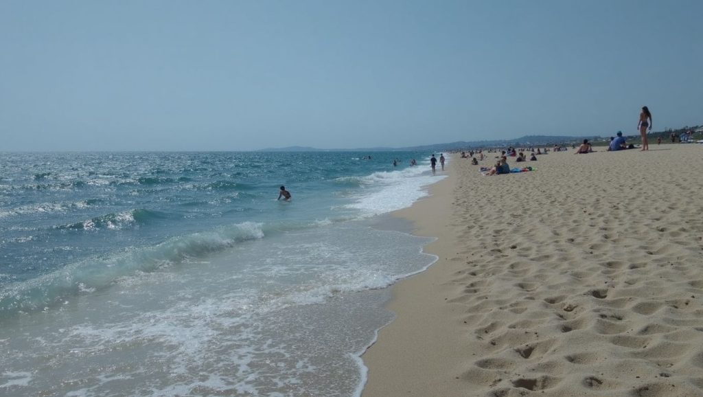 Vista amplia de Platja dels Balmins en Sitges, Barcelona