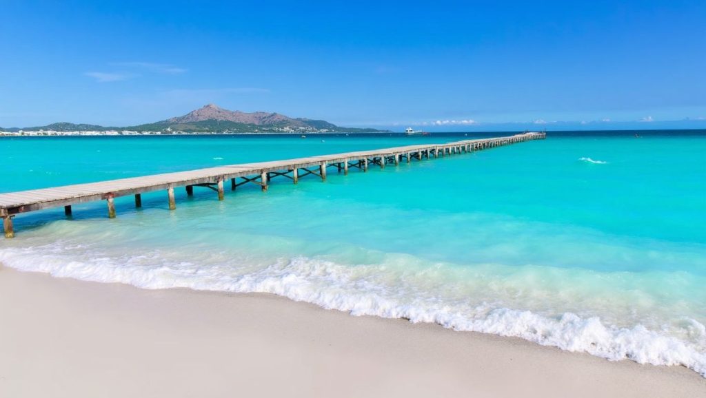 Arena y mar en Platja dels Francesos, Muro, Mallorca