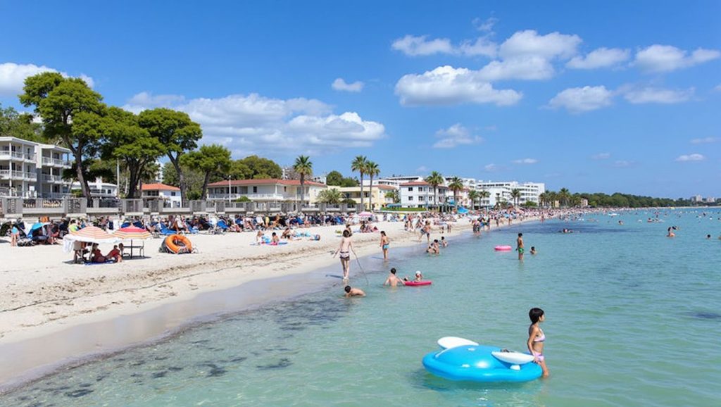 Orilla tranquila de Platja dels Francesos, playa de Muro