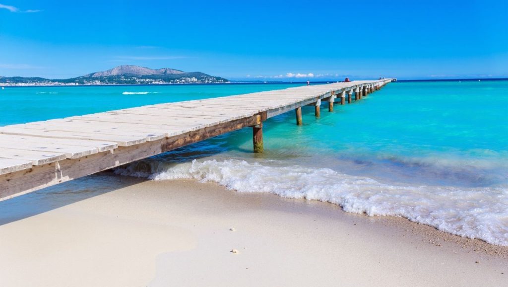 Arena y mar en Platja dels Francesos, Muro, Mallorca