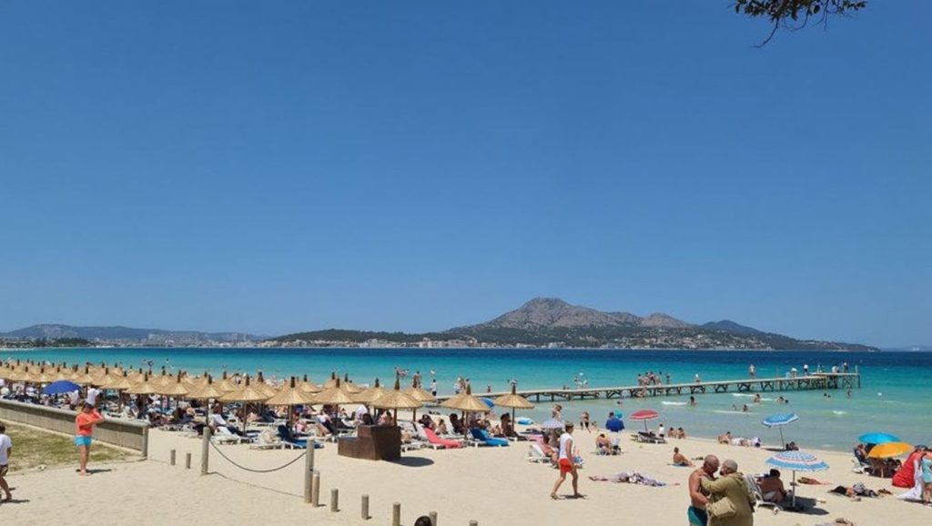 Arena y mar en Platja dels Francesos, Muro, Mallorca