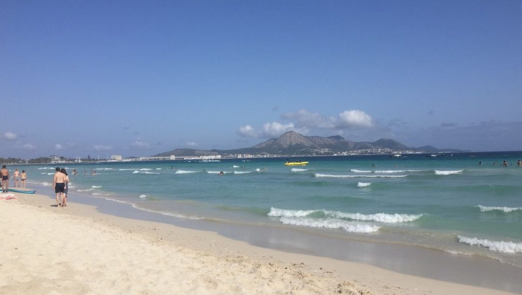 Vista de Platja dels Francesos desde la orilla, Muro