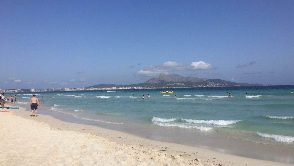 Arena y mar en Platja dels Francesos, Muro, Mallorca