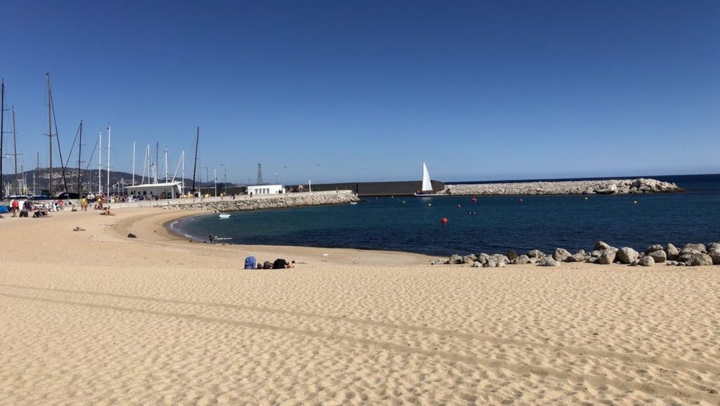 Orilla tranquila de Platja dels Pescadors, playa de Badalona
