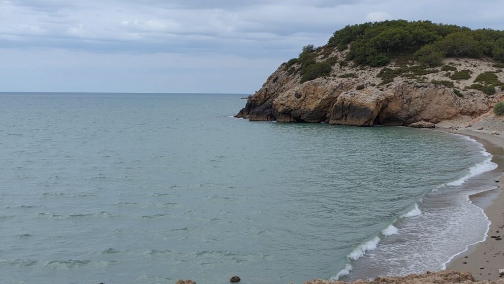 Arena y orilla en Platja dels Terramar, Sitges, Barcelona