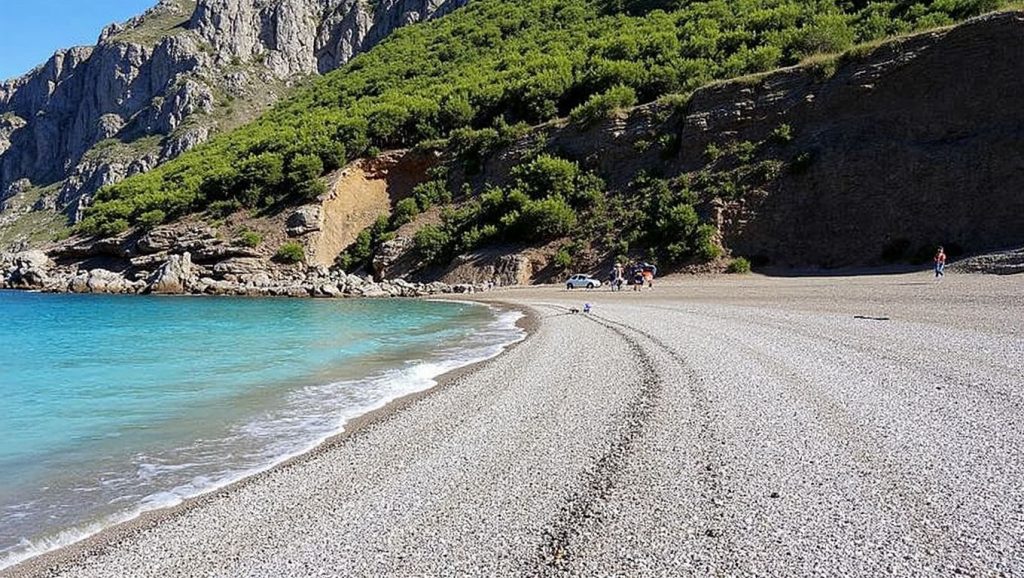 Orilla de Platja des Coll Baix con olas suaves en Alcúdia