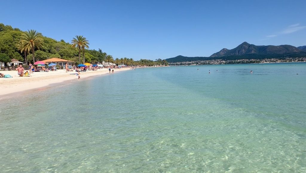 Olas rompiendo en Platja des Morer Vermell, Alcúdia