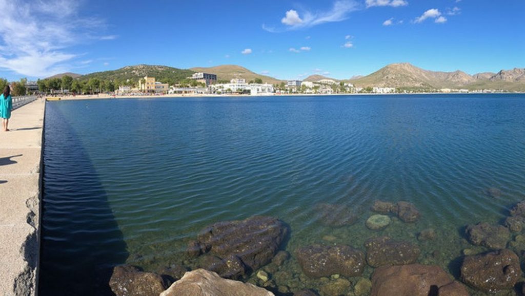Detalle del agua en Platja des Través, Pollença, Mallorca