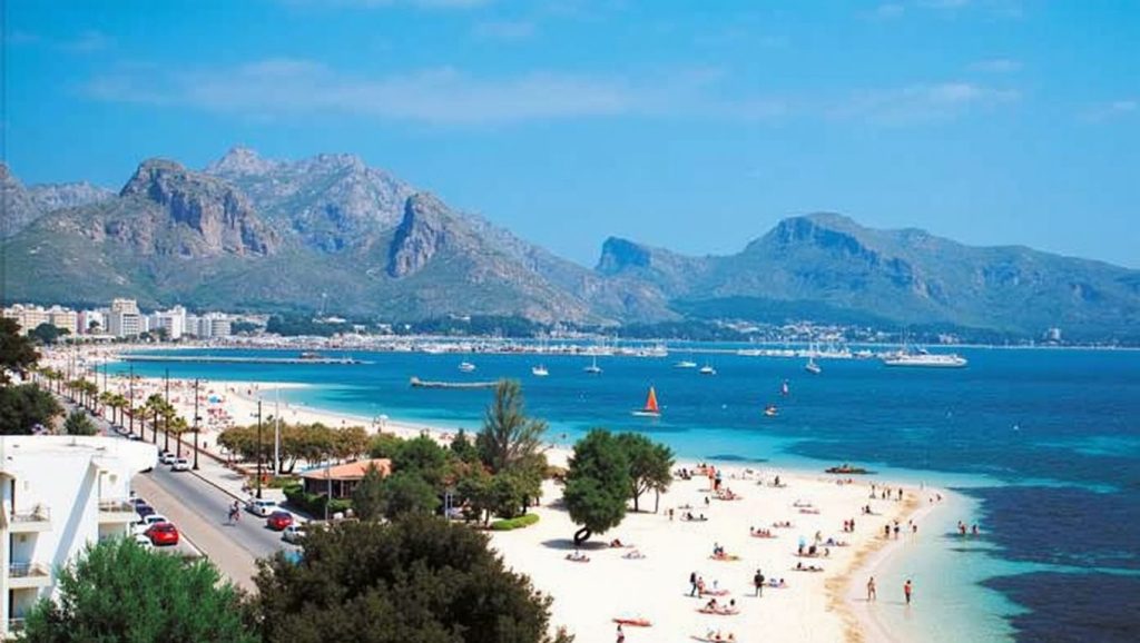 Panorámica completa de Platja des Través, playa de Pollença