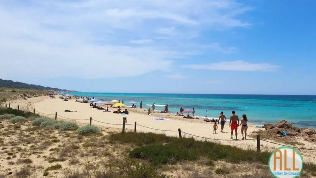 Primer plano de la orilla de Platja Es Códol Foradat, Formentera