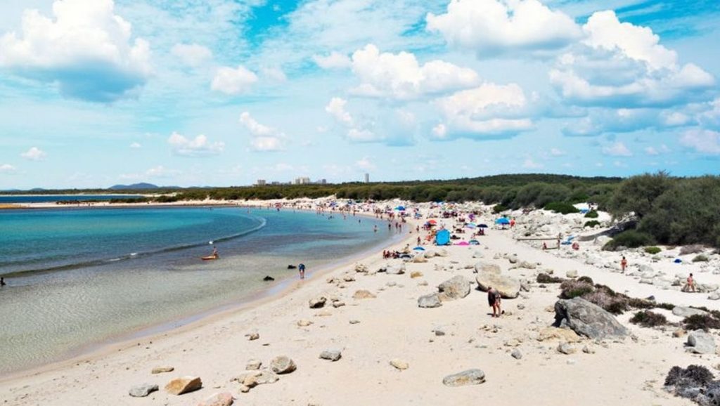 Panorámica de Platja Es Peregons con arena y mar, Campos