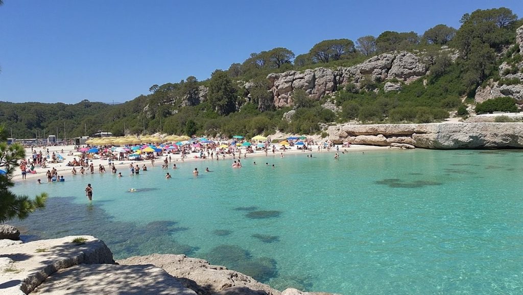 Vista amplia de Platja Es Peregons en Campos, Mallorca