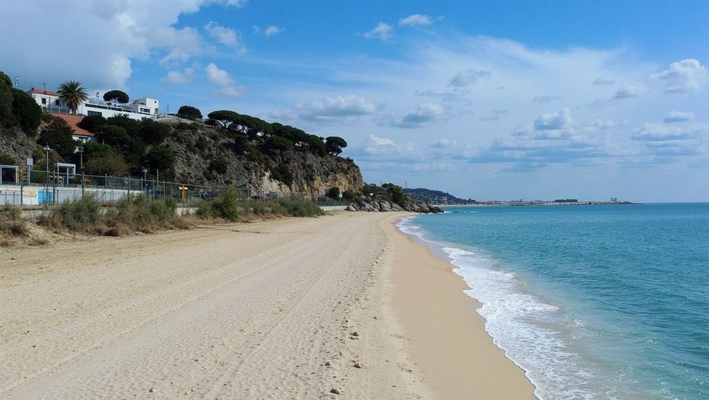 Oleaje en la orilla de Platja Gran d'Arenys de Mar, costa de Arenys de Mar
